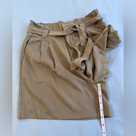 Banana Republic Shorts Women’s Size 8 Tan Shorty w/ Belt NWT ! High Rise - Picture 3 of 7
